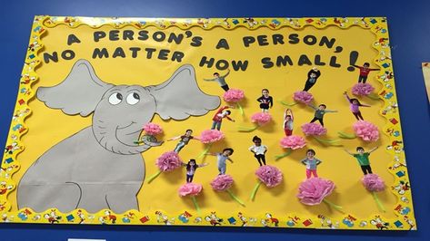 26 Dr. Seuss Bulletin Board Ideas for Preschool - Little Learning Corner Dr Seuss Bulletin Board Ideas, Birthday Board Ideas, Dr Seuss Classroom Door, Dr Seuss Bulletin Board, Dr Seuss Preschool, Dr Seuss Classroom, Dr Seuss Activities, Dr Seuss Crafts, Seuss Classroom