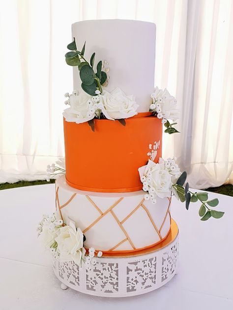 Orange Wedding Cake Designs, White And Orange Wedding Cake, Orange Birthday Cake For Women, Orange Theme Cake, Orange Color Cake, Orange Quince, Wedding Cake With White Roses, Cake With White Roses, Orange Birthday Cake