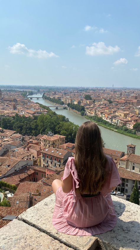 Verona Italy Photo Ideas, Verona Picture Ideas, Verona Italy Outfit, City Pink Aesthetic, Verona Photo Ideas, Verona Outfit, Verona Italy Aesthetic, Vintage Italy Aesthetic, Italy Aesthetic Girl