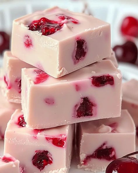 Maraschino Cherry White Chocolate Fudge – Holiday Treats - optimal recipes White Fudge Recipes, Cherry Fudge Recipes, Cherry Divinity, Maraschino Cherries Recipes, Cherry Fudge, Easy Christmas Candy, White Chocolate Fudge Recipes, Cake Batter Fudge, Fantasy Fudge