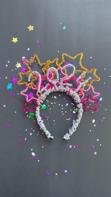 New Years Headbands, New Years Crowns For Kids, Diy Nye Hats For Kids, Christmas Headband Diy Ideas, Diy New Years Headband, Pipe Cleaner Crown Diy, Pipe Cleaner Star Ornament, Star Headband Diy, Headband Ideas Diy