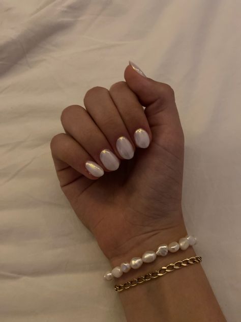 short pearl nails, nails idea Pearl Gel Nails Short, Off White Pearl Nails, Small Nails Design Summer, Pearl Silver Nails, Short Pearly Nails, Short Nails Pearl, Nail Inso Short Nails Simple, Short Small Nails Ideas, Pearl Short Nails