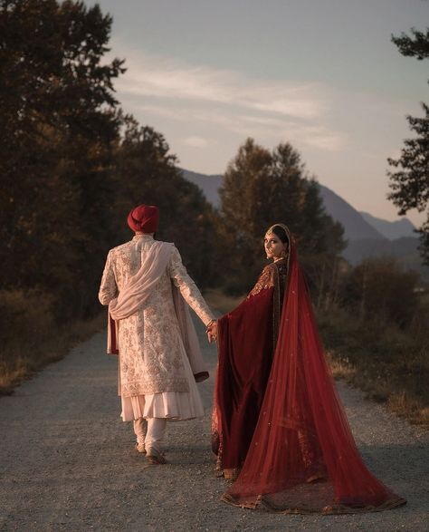 Photography Poses For Couples, Indian Engagement Photos, Sikh Wedding Photography, Poses For Couples, Indian Wedding Poses, Bride Photos Poses, Groom Photoshoot, Couple Wedding Dress, Bridal Photography Poses