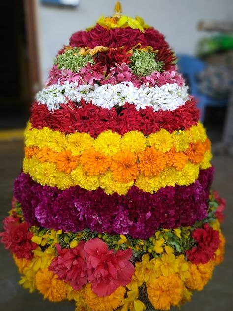 Bathukamma Images Hd, Bathukamma Designs, Batukamma Decoration, Bhathukamma Festival, Bathukamma Images, Batukamma Images, Teachers Day Cake, Red Blouse Design, Apj Quotes