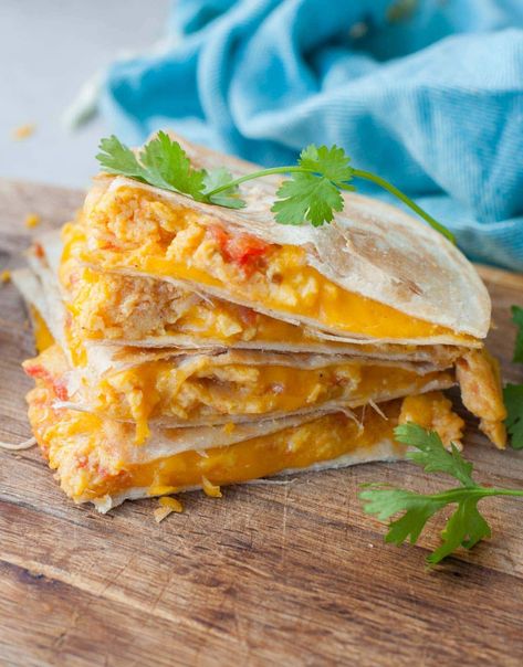 This cheesy breakfast quesadilla is filled with scrambled eggs and tomatoes. It's a super easy recipe that requires only 5 ingredients and can be easily modified! Serve it with quick blender salsa for a perfect easy breakfast. Easy Breakfast Quesadilla, Eggs And Tomatoes, Breakfast Quesadilla Recipes, Easy Quesadilla, Zucchini Breakfast, Quesadilla Recipes Easy, Cheesy Breakfast, Blender Salsa, Protein Meats