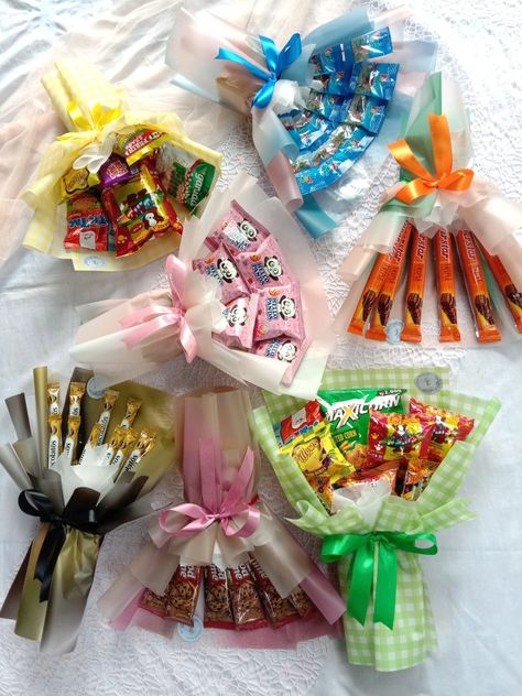 Gift Snack Ideas, Bucket Snack Mini, Buket Jajan Simple, Snack Bucket Ideas, Bouquet Snack Aesthetic, Buket Snack Mini, Buket Snack Aesthetic, Hoodie With Kisses, Snack Bouquet Diy