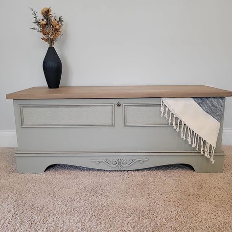 Beach House Family Room, Hope Chest Makeover, Cedar Hope Chest, Cedar Chest Redo, Chest Decor, Furniture Refurbishing, Chest Makeover, Upcycle Furniture, Cedar Box