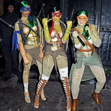 2014, Rihanna as a Teenage Mutant Ninja Turtle   - HarpersBAZAAR.com Ninja Turtles Costume, Ninja Turtle Costume, Iconic Halloween Costumes, Halloween Costumes 2014, Best Celebrity Halloween Costumes, Pokemon Halloween, Turtle Costumes, Celebrity Halloween, 90s Halloween