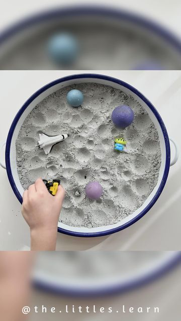 Tara • The Littles Learn • Learning and Playing on Instagram: "🚀 DIY Moon Sand!! 🌑 This fun sensory base can be used in so many ways!! Make sure you save the recipe and follow @the.littles.learn for more fun sensory activities!! 💜 You can keep your moon sand in an airtight container or snaplock bag and it should be good for lots of play sessions! 😋 If you want your moon sand to be taste safe bake the flour in the oven on a flat tray for about 5 minutes and use food safe dyes instead of chalk Diy Moon Sand, Moon Sand, Kitchen Science, Kids Activities At Home, Art Education Lessons, Stem For Kids, Play Clay, Mom Diy, Space Party