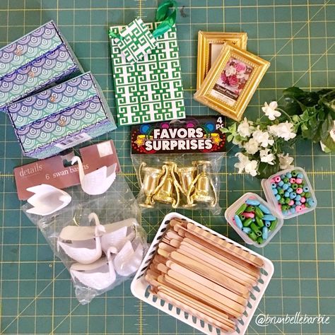 DIY: $10 Dollar Tree Doll Challenge – Brunbellebarbie Dollar Tree Miniatures Diy, Diy Dolls House Accessories, Dollar Tree Toys, Barbie Furniture Tutorial, Dollhouse Rooms, Dolls Printable, Barbie House Furniture, Fairy House Crafts, 10 Dollar