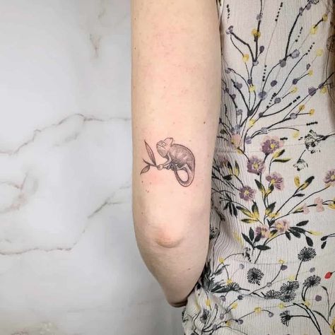 20 Outstanding Chameleon Tattoo Ideas Cute Chameleon Tattoo, Chameleon Tattoo Minimalist, Chameleon Line Art, Chameleon Tattoo Simple, Chameleon Tattoos, Freyja Tattoo, Serious Tattoos, Chameleon Tattoo, Snail Tattoo