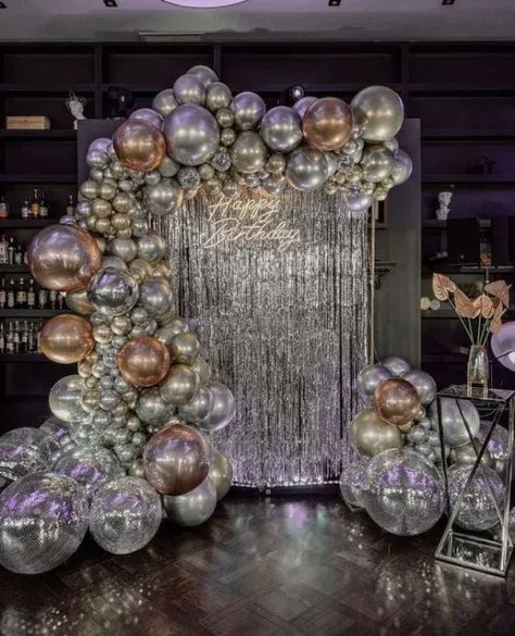 Metallic New Years Party, Outside Birthday Decorations Yards, Tiffany Table Decorations, 21st Birthday Hall Decorations, Backdrop For Food Table, 25th Bday Decoration Ideas, Rose Gold Disco Party, Apartment Party Decorations, Baloon Backdrops For Parties