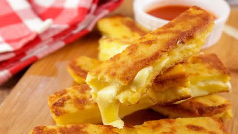 BEST Keto French Toast Sticks – Low Carb Keto French Toast Recipe – 90 Second Microwave Bread For Easy Ketogenic Diet French Toast Grilled Cheese Sticks, Keto Grilled Cheese, Keto Savory, Microwave Bread, 90 Second Keto Bread, Keto Dishes, Pizza Roll, Postre Keto, Keto Candy