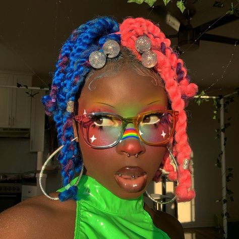 Pride Makeup With Glasses, Aroace Makeup, Pride Clown Makeup, Colourful Makeup Looks Creative, Face Paint Makeup Ideas, Goth Pride Makeup, Gay Makeup Looks, Pride Parade Makeup, Cute Makeup Looks Colorful