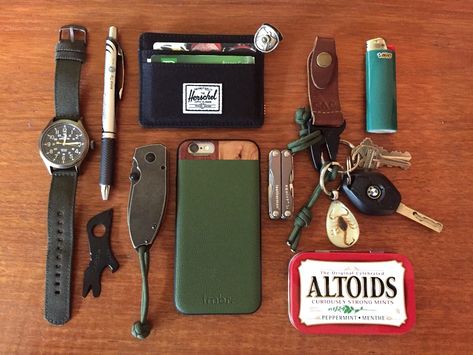 Knife Quotes, Urban Edc, What's In My Backpack, Edc Carry, Edc Essentials, Dad Style, Adventure Bags, Edc Bag, Daily Carry