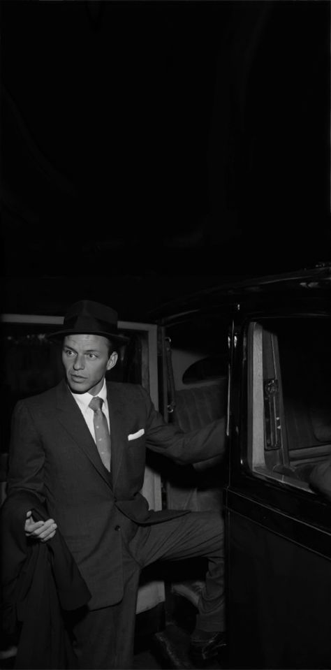 Frank Sinatra Photography, Frank Sinatra Winter, Crooner Aesthetic, Frank Sinatra Wallpaper Iphone, Jazz Wallpaper Aesthetic, Frank Sinatra Aesthetic Vintage, Dean Martin Aesthetic, Old Hollywood Wallpaper, Jazz Aesthetic Wallpaper