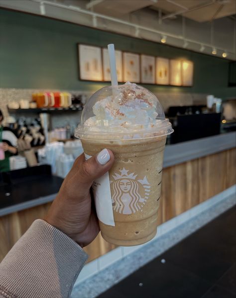 Pumpkin Frappuccino Starbucks, Halloween Frappuccino, Frappuccino Aesthetic, Aesthetic Starbucks Drink, Pumpkin Spice Aesthetic, Eve Core, Pumpkin Frappuccino, Winter Starbucks, Starbucks Ideas