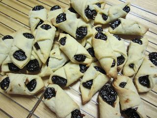 Hungarian Lekvar Cookies.  Very moist cookies.  In case you don't know, lekvar is prunes made into a jam consistency. Lekvar Cookies, Lekvar Recipe, Hungarian Cookies, Hungarian Cuisine, Cookie Brownie Bars, Healthy Cookie Recipes, Christmas Cookie Exchange, Hungarian Recipes, Delish Recipes