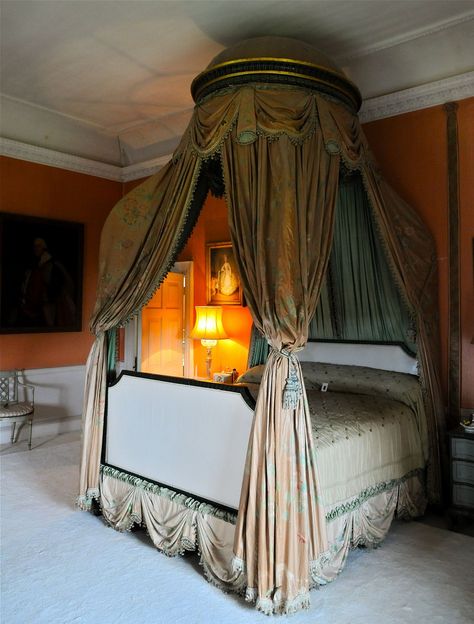 Basildon Park Vintage Bedroom Ideas Victorian, Modern Vintage Bedrooms, Canopy Bed Diy, Vintage Bedroom Decor, Antique Bedroom, Vintage Bedroom, Bedroom Vintage, Canopy Bed, Master Bedrooms Decor