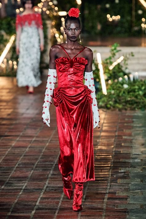 Runway 2020, Met Gala Red Carpet, Fashion Gloves, 2020 Fashion Trends, Live Fashion, Fashion Show Collection, Vogue Paris, Runway Looks, Pre Fall