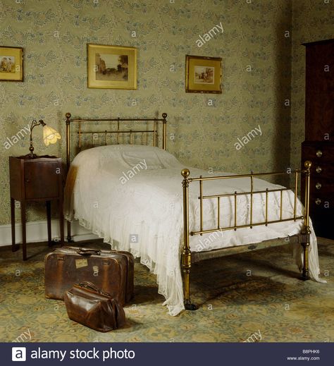 The Larkspur Bedroom at Standen with a bed from Heals an old leather suitcase and bag and wallpaper by William Morris Stock Photo Craftsman Style Bedroom, Suitcase And Bag, 1920s Bedroom, Period Interiors, Farm Bedroom, Witches Cottage, Old House Interior, Old Beds, Leather Suitcase