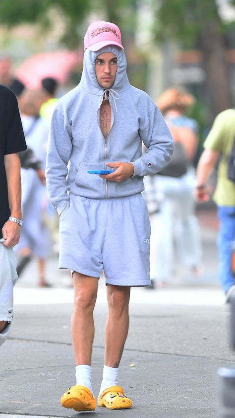 Justin Bieber Fits, Justin Bieber Pants, Crocs Aesthetic Outfit, Crocs Outfit Men, Crocs Aesthetic, Balenciaga Outfit, Crocs With Charms, Aesthetic Man, Crocs Outfit