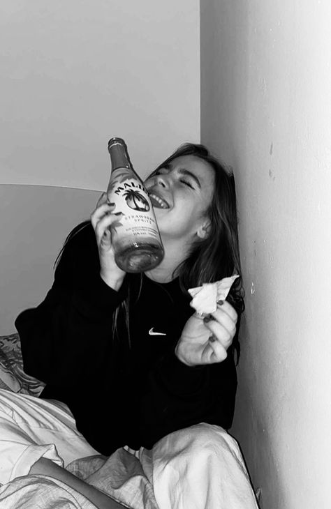 #drunk #fun #aesthetic #party Drunk Party Girl Aesthetic, Drunk Pictures, Alcohol Pictures, Drunk Party, Drunk Friends, Drunk Woman, Fun Aesthetic, Aesthetic Party, Vsco Pictures