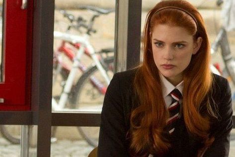 Boarding School Hairstyles, Yennefer Of Vengerberg, Fred Weasley, Lily Evans, Long Red Hair, Long Red, Old Money Aesthetic, Ginger Hair, Rich Girl