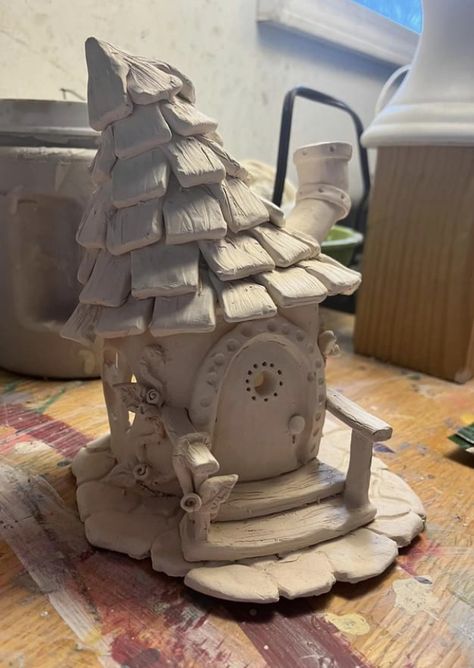 Clay Fairy House Ideas, Clay Building Ideas, Clay Gnome House, Ceramic Houses Ideas, Ceramic Fairy House Ideas, Pottery Fairy Houses, Pottery Sculpture Ideas, Ceramics House, Fairy House Pottery