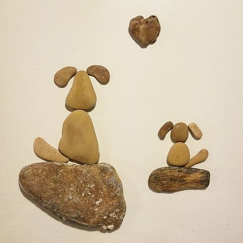 Beach pebble art 2 dogs Pebble Art Dogs Pets, Seashell Dogs, Dog Pebble Art, Beach Rocks Crafts, Pebble Art Dog, Beach Pebble Art, River Rock Crafts, Beach Rock Art, Stone Pictures Pebble Art