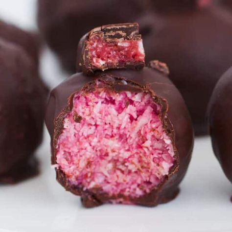 Cherry Ripe Balls - Bake Play Smile Cherry Ripe Recipes, Apple Zucchini, Zucchini Carrot, Carrot Bread, Cherry Coconut, Glace Cherries, Truffle Recipe, Cherry Recipes, Slices Recipes