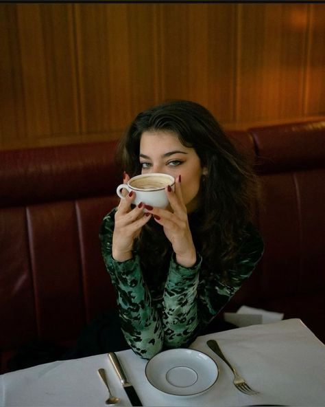 Coffee Photoshoot Aesthetic, Coffee Shop Shoot, Cafe Shoot Ideas, Cafe Photoshoot Ideas Coffee Shop, Coffee Poses Photo Ideas, Coffee Shop Poses Photo Ideas, Cafe Photoshoot Ideas, Photoshoot Coffee Shop, Cafe Shoot