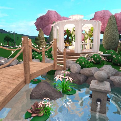 Bloxburg Backyards Ideas, Blockburg Garden Ideas, Cute Bloxburg Backyard, Aesthetic Front Yard Bloxburg, Blocksburg Garden Ideas, How To Make A Pond In Bloxburg, Cute Bloxburg Garden Ideas, Blox Burg Garden Ideas, Blox Burg Front Yard Ideas