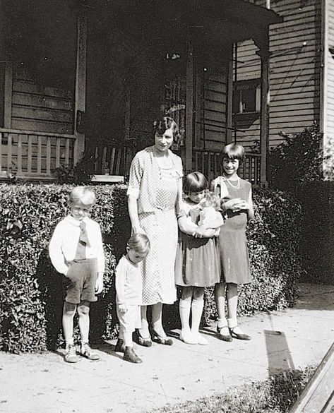 Vintage Photos of What Family Time Looked Like 100 Years Ago | Reader's Digest Life In The 1930s Vintage Photos, 1920s Family Photo, 1920s Family, Funny Family Christmas Photos, Vintage Family Pictures, Vintage Family Photos, Art Modeling, African American Couples, 1920s Photos