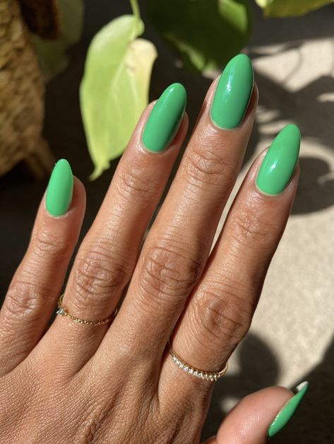 Kelly Green Almond Nails, Candy Green Nails, Kelly Green Nails Design, Short Green Nails Ideas, Kelly Green Nails, Hoco 2024, Uñas Ideas, Nail Magic, Fall Gel Nails