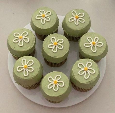 Green Cupcakes, Pastel Cupcakes, Cute Baking, Cupcake Designs, Pretty Birthday Cakes, Just Cakes, Cute Cupcakes, Cute Desserts, Birthday Cupcakes