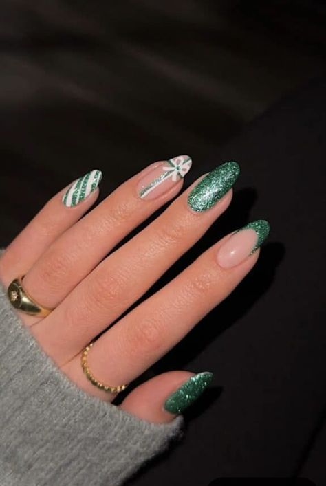 Christmas Nails Inspiration Green, Christmas Nails Light Green, Xmas Nails Green And Gold, Green And Silver Christmas Nails, Green Christmas Nails Almond, Green And Silver Holiday Nails, Sparkly Green Christmas Nails, Green And White Sparkly Nails, Sparkly Green Nails