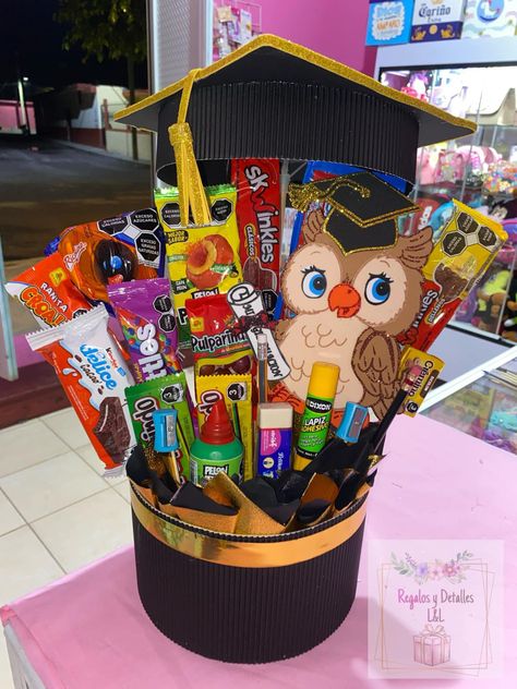 Bucket Wisuda, Graduation Flowers Bouquet, Graduation Party Treats, Graduation Gift Basket, Flower Bouquet Boxes, Nurse Party, Diy Graduation Gifts, Graduation Flowers, Bouquet Box