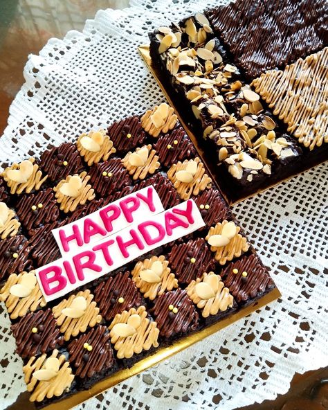 Brownies Deco Brownies Hias, Brownies Lumer, Brownies With Nutella, Brownie Slab, Decorated Brownies, Brownie Treats, Brownie Packaging, Brownies Cake, Cakes Simple