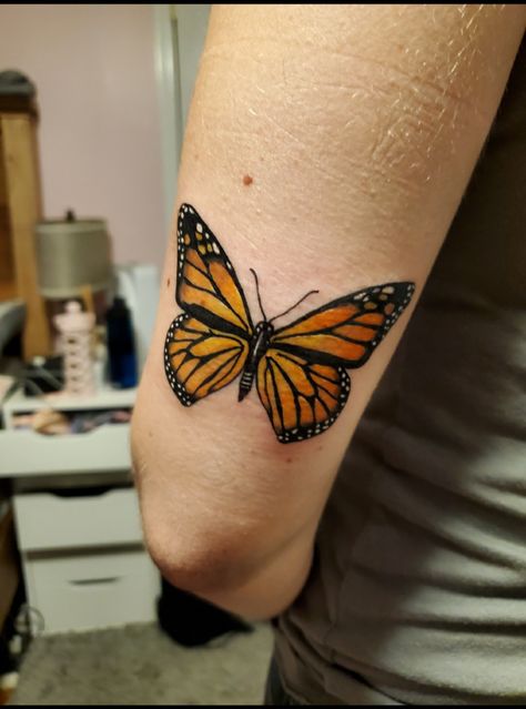 Butterfly Tattoo Template, Small Monarch Butterfly Tattoo, Butterfly Tattoo Monarch, Orange Butterfly Tattoo, Yellow Butterfly Tattoo, Monarch Tattoo, Leg Band Tattoos, Cool Nature Tattoos, Borboleta Tattoo