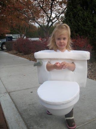 Toilet Costume, Halloween Costume Fails, Bad Halloween Costumes, Easy College Halloween Costumes, Halloween Costumes College Girls, Diy Halloween Costumes For Kids, Homemade Halloween Costumes, College Halloween, 2 Friends