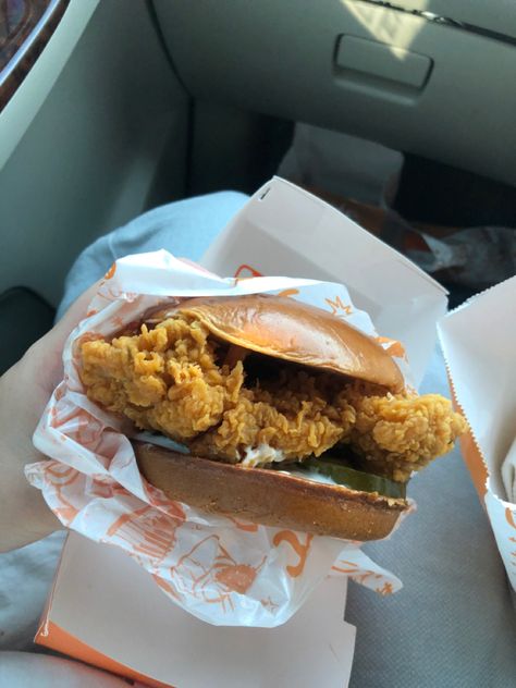 popeyes chicken sandwich popeyes restaurant Pop Eyes Chicken Sandwich, Chicken Sandwich Aesthetic, Popeyes Aesthetic, Chicken Sandwich Popeyes, Popeyes Spicy Chicken Sandwich, Popeyes Fries, Popeyes Food, Popeyes Chicken Sandwich, Presentation Night