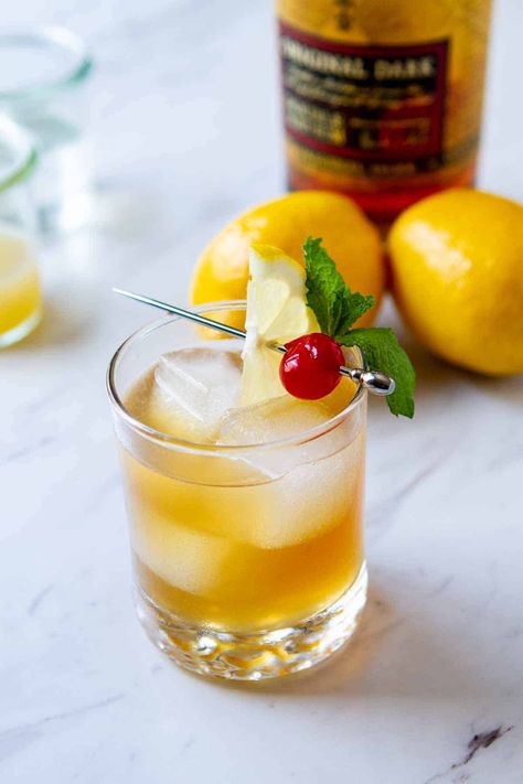 Cocktail Sour Recipe, Rum Sour Recipe, Lemon Cocktail Recipes, Rum Sour, Lemon Cocktails, Booze Recipes, Lemon Drinks, Rum Cocktails Easy, Vodka Sour