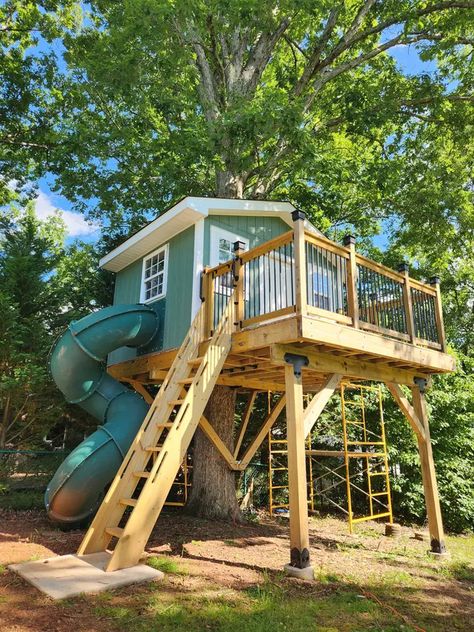 Built by our Customers – Treehouse Supplies Treehouse With Zipline, Kids Tree House Ideas Diy, Toddler Tree House, Basic Tree House, Kid Tree Houses, Tree House Ideas For Kids, Cool Backyard Ideas For Kids, Easy Backyard Ideas On A Budget Simple, Diy Tree House For Kids