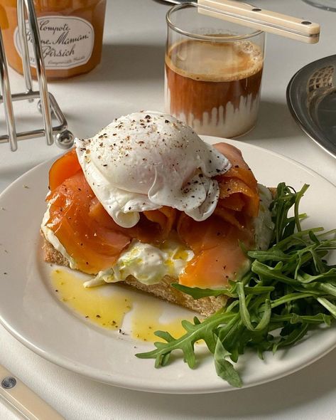 Eggs Benedict Aesthetic, Benedict Ideas, Easter Breakfast Brunch, Eggs Benedict Brunch, Best Eggs Benedict, Poached Eggs Breakfast, Egg Breakfast Recipes, Breakfast Brunch Menu, Best Eggs