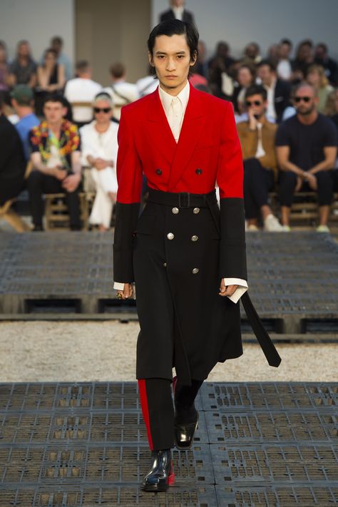 Alexander McQueen menswear spring-summer 2019,fashion Red Fashion Men, Mcqueen Menswear, Alexander Mcqueen Menswear, Men Runway, Affordable Handbags, Stylish Mens Fashion, A Beautiful Life, Mens Fashion Urban, Latest Mens Fashion