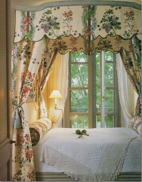 Dream Bedrooms, French Country Bedrooms, English Country Style, Country Bedroom, Dreamy Bedrooms, Design Del Prodotto, Canopy Bed, French Decor, Beautiful Bedding