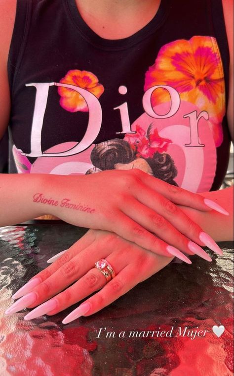 Pretty Hand Tattoos, Small Girl Tattoos, Pretty Tattoos For Women, Red Ink Tattoos, Dope Tattoos For Women, Cute Tattoos For Women, Elegant Tattoos, Feminine Tattoos, Dope Tattoos