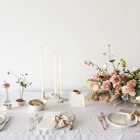 Wedding Table Setup, Flowers And Candles, Flowers Candles, Table Setting Inspiration, Tablescape Inspiration, Table Scape, Pretty Tables, Wedding Arrangements, Wedding Table Settings