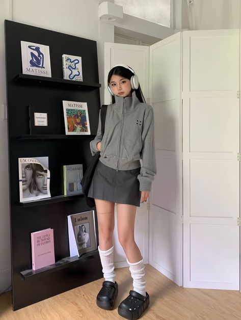 New Era Outfit, Chilly Weather Outfits, Aesthetic Outfits Y2k, Neat Casual Outfits, Y2k Aesthetic Fashion, Japan Outfit, Downtown Outfits, Japanese Harajuku, Chinese Fashion